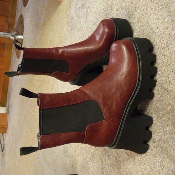 Lamoda Shoes - LaModa WINE Chunky Platform Pull On Boots, Size 10/11